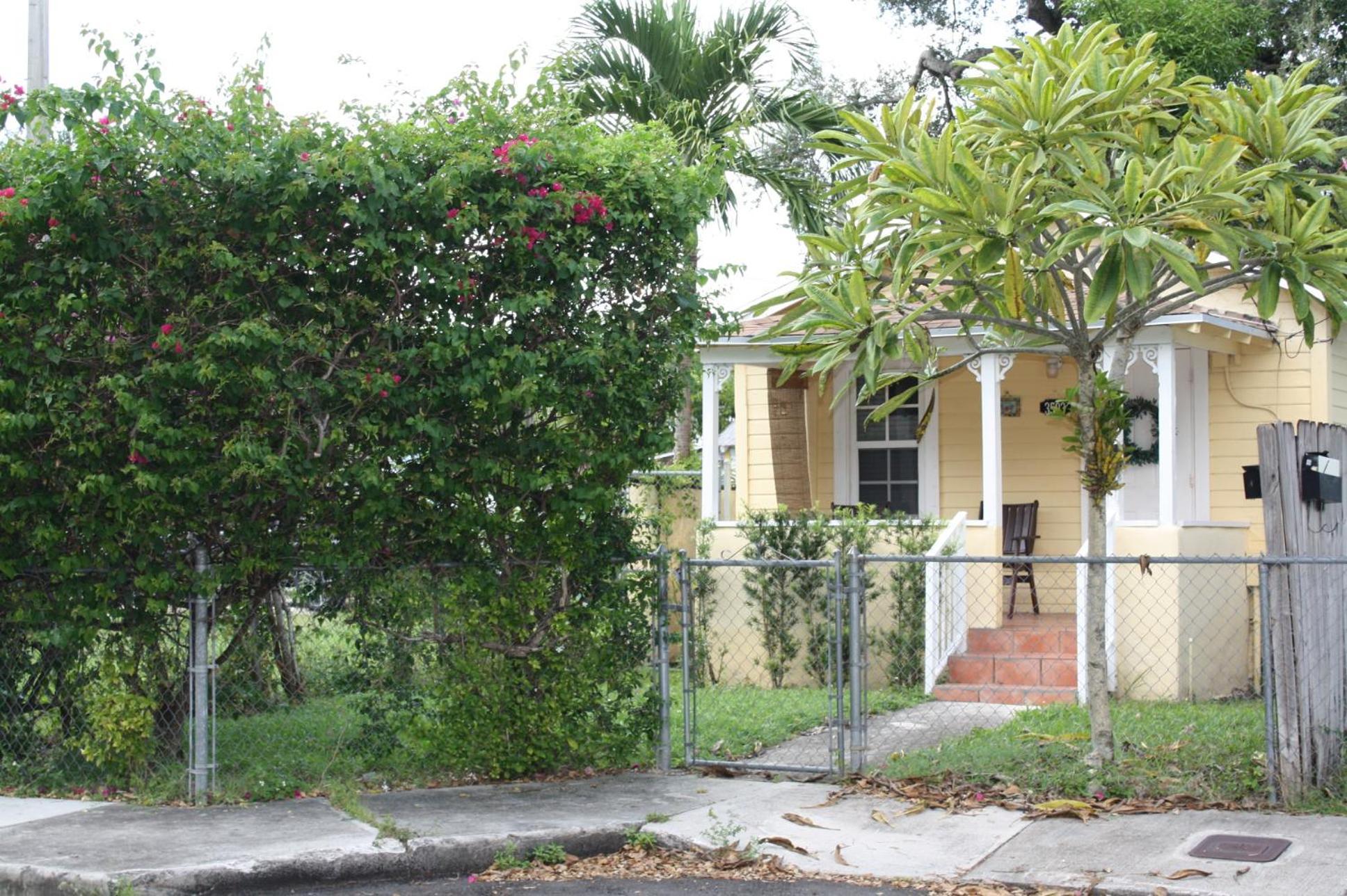 Key West Style Historic Home In Coconut Grove Florida The Yellow House Miami Eksteriør bilde